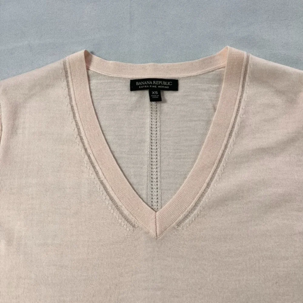 Banana Republic Sweater Women XS Pink Extra‎ Fine Merino Wool V-Neck Blush